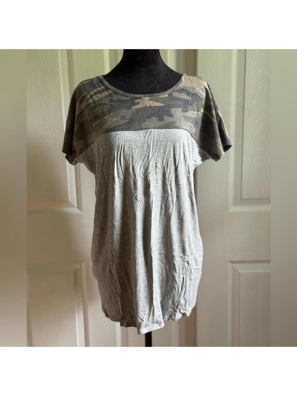 Women's Top | Short Sleeve Blouse | Heimish U.S.A | Size Medium |